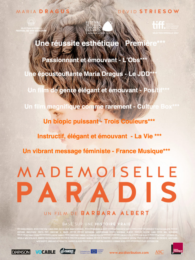 affiche du film avec des extraits de critiques